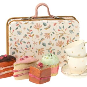 Cake Set in a Suitcase